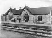 Stationen anlades 1885. Stationshusets expeditionslokaler utvidgades och väntsalen moderniserades 1947.
