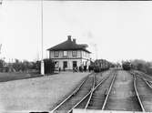 Vetlanda stationen hade viktikt roll för godstrafiken. Provisorisk godstrafik hade startat  redan 1884. På bildet syns  HvSJ lok 1. Loket tillverkades1884 av Motala Verkstad, tillverkningsnummer 68. Namnet var Hvetlanda.