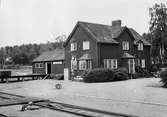 Stationen anlades 1919. Tvåvånings stationshus i trä, sammanbyggt i vinkel med godsmagasinet.