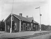 Station öppnad 1894, då bygges envånings stationshus i trä. Station och trafik platsen nedlagd 1959. Stationshuset finns  kvar i gott skick med skylt och semafor.