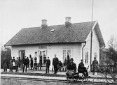 Stationen anlades 1874. Stationshuset, nu tvåvånings putsat, påbyggdes en våning 1920 och expeditionslokalen moderniserades 1940.
