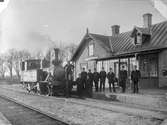 Station öppnad 1894, då bygges envånings stationshus i trä. Stationshuset finns  kvar i gott skick som privatbostad. På fotot syns ÖSJ lok 8. Loket tillverkades 1885 av Nohab, tillverkningsnummer 201. Skrotat 1948.