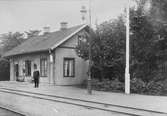 Stationen anlades 1874. Envåning stationshus in trä. Påbyggdes en våning 1920 och expeditionslokalen moderniserades 1940.
