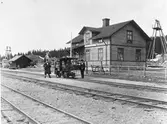 Trafikplats anlagd 1876. En- och enhalvvånings stationshus i trä. Tidigare Vintjärn Nedre. På fotot syns Dala - Ockelbo - Norrsundets Järnvägs ångdressin. till vänster DONJ trafikchef J A Westerlund