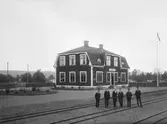 Station anlagd 1911. Tvåvånings stationshus i trä. Stins J Lengqvist är på bilden med personalen.