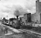 Statens Järnvägar, SJ K3p 3076 vid ringmuren. Loket ägdes av SJ under perioden 1948-1952. Det blev skrotad 1952. Första ägaren var Gotlands Järnvägar och loket hette då lok nummer 5 ”Roma”. Loket tillverkades 1894 vid Nydqvist & Holm AB, Trollhättan.