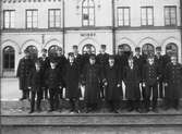 Personal vid stationen. Visby stationen anlades 1878. Nytt magasin uppfördes 1912. Tvåvånings stationhus i sten. Rälsbussgarage med fyra portar byggdes 1945 .