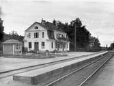 Station anlagd 1880. Nuvarande stationshus, putsat i två våningar, uppfört 1925. Elektrisk växelförregling.