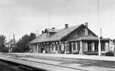 Trafikplats öppnades 1863. Envåningsstationshus i trä av Gnestatypen, byggdes under 1863-64.