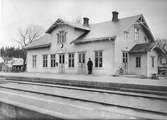 Station med stationshus daterar från 1890. En- och enhalvvånings putsat stationshus. Omändringar företogos 1932 i interiören. Mekanisk växelförregling.