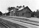 Station med stationshus daterar från 1890. En- och enhalvvånings putsat stationshus. Omändringar företogos 1932 i interiören. Mekanisk växelförregling.