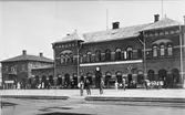 Stadens första stationshus byggdes mellan 1877- 1899. Huset revs 1995. En omfattande ombyggnad och utvidgning an bangård  gjordes i slutet av 1940-talet.