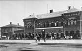 Stadens första stationshus byggdes mellan 1877- 1899. Huset revs 1995. En omfattande ombyggnad och utvidgning an bangård  gjordes i slutet av 1940-talet.