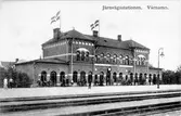 Stadens första stationshus byggdes mellan 1877- 1899. Huset revs 1995. En omfattande ombyggnad och utvidgning an bangård  gjordes i slutet av 1940-talet.