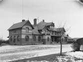 Västanfors blev det största av de Folke Zettervall ritade vid  statsbanan Frövi-Krylbo år 1900. Stationshus. Stationen anlades 1900. Namnet ändrades 1947 till Fagersta Central.1917-18 utvidgades bangården med två spår och 1945 med ytterligare ett.