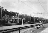 Stationen anlades 1908. 1917 flyttades stationsbyggnaden vid Västra Bodarne till nuvarande plats. Mekanisk växelförregling med kontrollås.