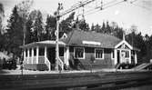 Stationen anlades 1908. 1917 flyttades stationsbyggnaden vid Västra Bodarne till nuvarande plats. Mekanisk växelförregling med kontrollås.
