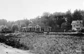 Stationen anlades 1908. 1917 flyttades stationsbyggnaden vid Västra Bodarne till nuvarande plats. Mekanisk växelförregling med kontrollås.