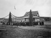 Stationens invigning 1924. En- och enhalvvånings Stationshus i trä.