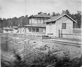 Gamla stationen. Tvåvånings stationshus i trä, tillbyggt sedermera för vinnande av en större väntsal avsedd huvudsakligen för Kolmårdens sommargäster . Järnväg öppnad 1866.