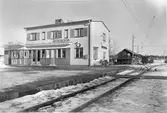 Nytt stationshus  byggt 1943.  I stationshuset fanns Pressbyrån servering och försäljning av tidningar och  böcker.  Stationshuset i två våningar i trä.