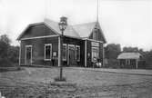 Håll- och lastplats anlagd 1911. Envånings stationshus i trä, byggt i vinkel.