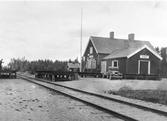 Åmsele hållplats anlades 1924. Envånings stationshus i trä, sammanbyggt i vinkel med godsmagasinet.