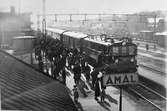 Åmål station öppnades 1879. Stationshuset var från början en tvåvånings tegelbyggnad. På 1910 och 1930- talet tillbyggdes o moderniserades statationshuset. Första eltåget anländer till stationen. SJ D 202. Loket tillverkades 1933 av ASEA. Skrotat 1979 i Vislanda.