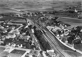 Flygbild över Järnvägsstationen. Stationen anlades 1874. Envånings station i sten. Elektrisk växelförregling.