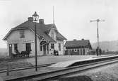 Hållplats anlagd 1906. En- och enhalvvånings stationshus i trä. Nedlagd 1974.