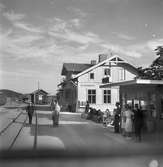 Station anlagd 1878. En- och enhalvvånings stationshus i trä, tillbyggt och moderniserat 1939. Mekanisk växelförregling.