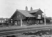 Älvdalens station anlades 1898. En- och enhalvvånings stationshus i rundhyvlat timmer. Huset är ritat av arkitekten Ferdinand Boberg, som fått inspiration från Anders Zorn. Byggnaden renoverades invändigt 1939.