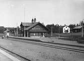 Älvdalens station anlades 1898. En- och enhalvvånings stationshus i rundhyvlat timmer. Huset är ritat av arkitekten Ferdinand Boberg, som fått inspiration från Anders Zorn. Byggnaden renoverades invändigt 1939.