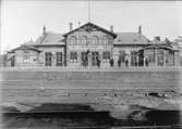 Stationen öppnades 1885. Stationshuset och bangården har tillbyggts, ändrats och utvidgats under årens lopp. Här syns stationen efter ombyggnaden 1927.