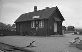 Hållplats anlagd 1934. Envånings litet stationshus i trä