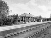Stationen anlades som hållplats 1905. Envånings stationshus i trä. Mekanisk växelförregling. Trafikplats 1933 och station 1946