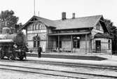 Station anlagd 1884. Envånings stationshus i tegel. Revs ner på 1980-talet.
SJ J 1340. J-loken togsur trafik på 1960-talet.