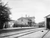 Önnestad station öppnades 1865. En- och enhalvvånings stationshus i tegel. Arkitekt var C Adelsköld.  Mekanisk växelförregling. Stationshuset hus revs 1960. På bilden syns CHJ lok 4. Loket tillverkades 1886 av Nohab, tillverkningsnummer 235. Skrotades 1933.
