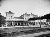 Centralstationen. Örebro station öppnades för allmän trafik 1862. Stationshuset ritades av Adolf Edelsvärd. Det byggdes av sten och täcktes  med plåttak. Både stationshuset och bangården har ombyggts flera gånger under tiden.  Här syns stationen efter elektifieringen.