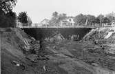 Vy med gångbron. 1935 byggdes gångtunnel under spåren strax norr om Lillån och en gatutunnel invid stationshuset.