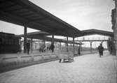 Plattformar vid centralstationen.Spårsystemet utvidgades 1910. Genom borttagande av andra och fjärde spåret kunde breda plattformar anläggas mellan tågspåren.