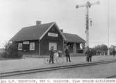 Stationen öppnades för allmän trafik 1908. Upphörde 1939. På bilden syns    landsbrevbärare C.V. Bengtsson,  stationsföreståndare O. Carlsson och elev Efraim Kjellström.