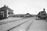 Stationen och UEJ, Uppsala - Enköpings Järnvägs tåg. Stationen öppnades för trafik 1912. Stationshuset brann ner 1927. Efter det byggdes ett tytt stationshus.