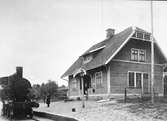 Hållplats anlagd 1907. En- och enhalvvånings stationshus i trä.