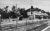 Centralstation. Station anlagd 1879. Stationshuset ritades av Adolf Edelsvärd.  Både stationshuset och bangården har ombyggts flera gånger under tiden.