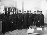 Personal vid stationen. Uniformerade enligt 1921 års uniformsreglemente.