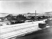 Huvudverkstaden.  SJ vagnverkstad i Östersund 1906. Den första lok- och vagnverkstaden i Östersund togs i bruk 1882. Utbyggnader gjordes 1892 och 1898. En större utbyggnad gjordes och den togs i bruk 1906. Framför allt var det vagnverkstaden som blev betydligt större genom den senaste utbyggnaden. Verkstäderna låg i anslutning till lokstallet vid bangårdens östra ände.