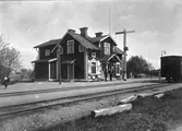Stationen anlades 1892. Byggnaden, en- och enhalvvånings i trä, har sedan moderniserats flera gånger. Bangården utbyggdes 1945.