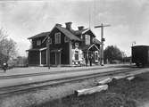 Stationen anlades 1892. Byggnaden, en- och enhalvvånings i trä, har sedan moderniserats flera gånger. Bangården utbyggdes 1945.