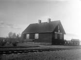 Hållplats anlagd 1934. Envånings stationshus i trä.